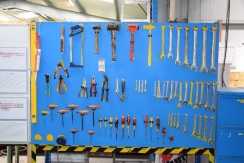 Shadow board with a quantity of hand tools (Packing)