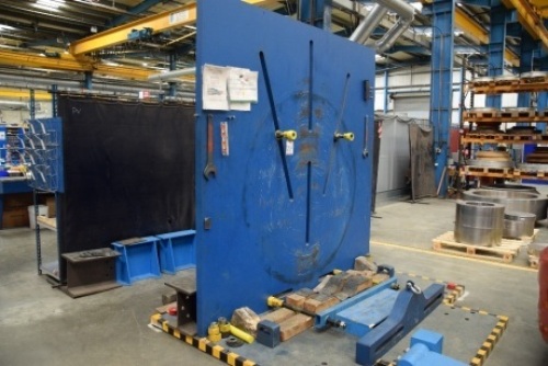 Cast iron knee plate / jig 245 cm x 245cm with associated tooling (Bay 3)