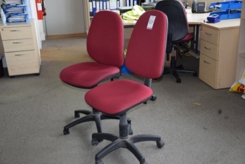 6 Burgandy cloth upholstered swivel chairs (Offices first floor projects)